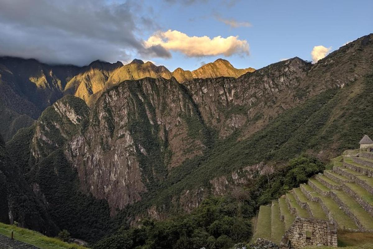 gunung dengan kebun anggur dan bangunan di atasnya