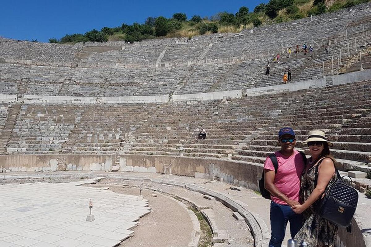 ein Mann und eine Frau stehen in einem Amphitheater