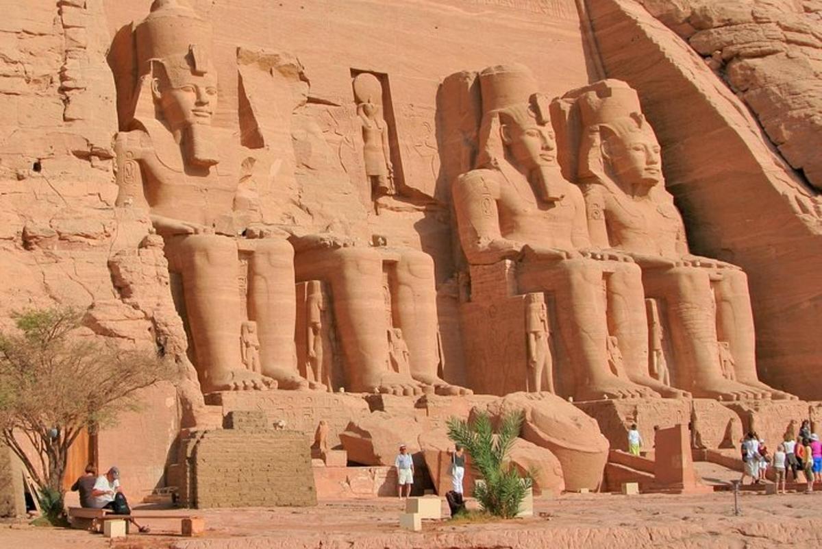 مجموعة من الناس يقفون أمام الثيراو
