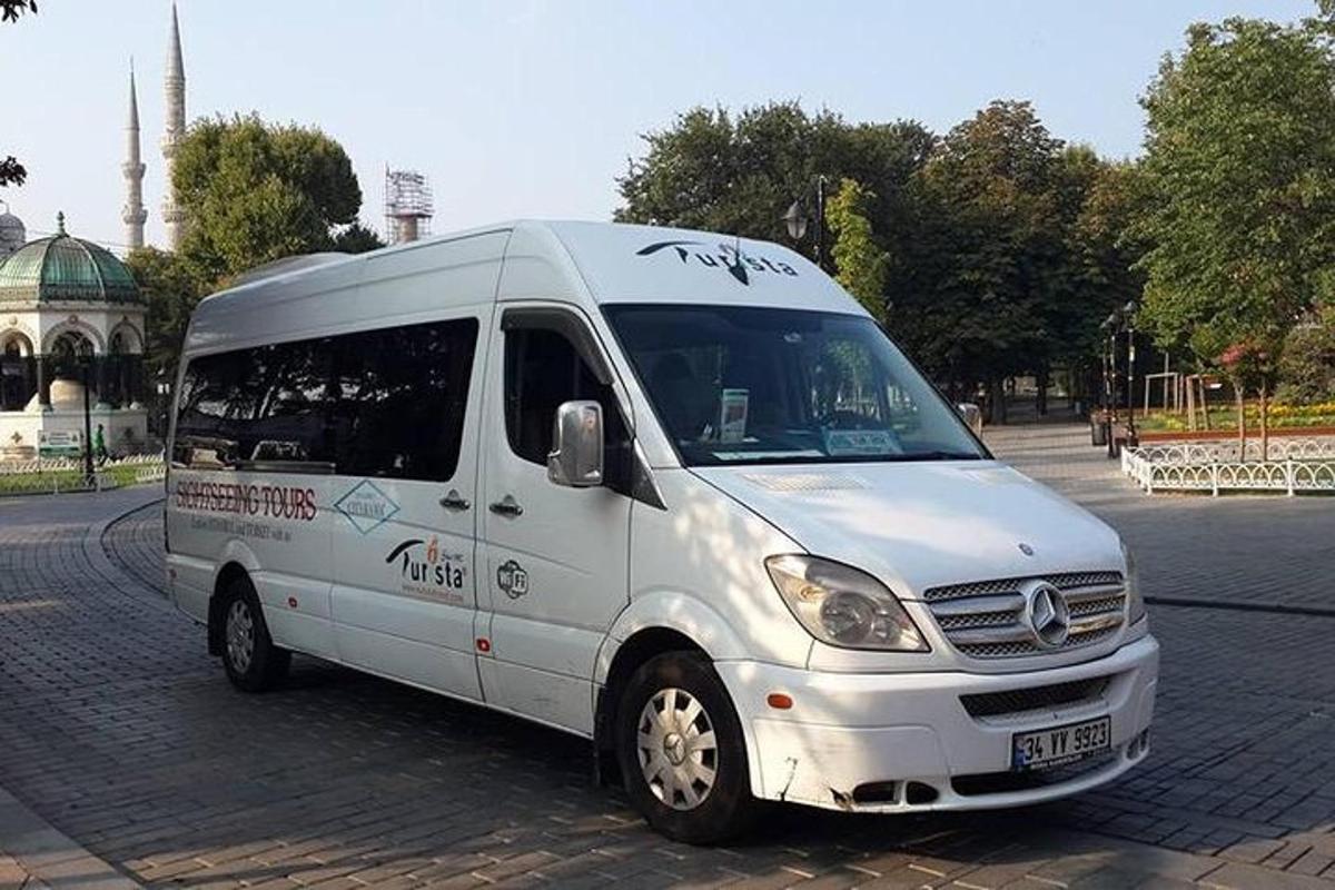 una camioneta blanca estacionada en un estacionamiento