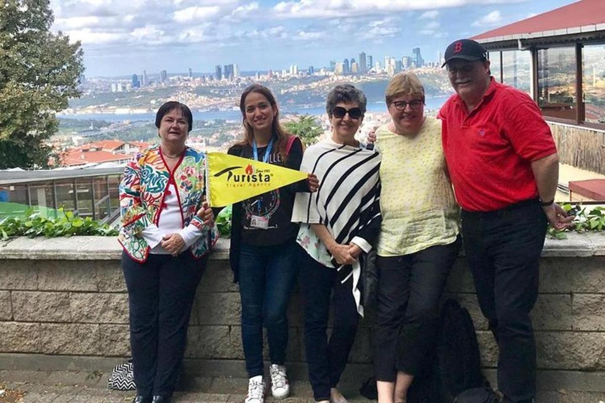 Un grupo de personas posando para una foto en una pared.