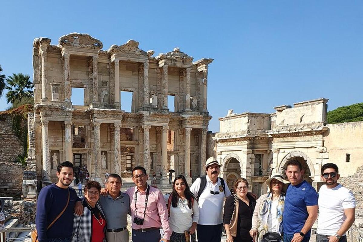 grupp inimesi seisab kolosseumi ees