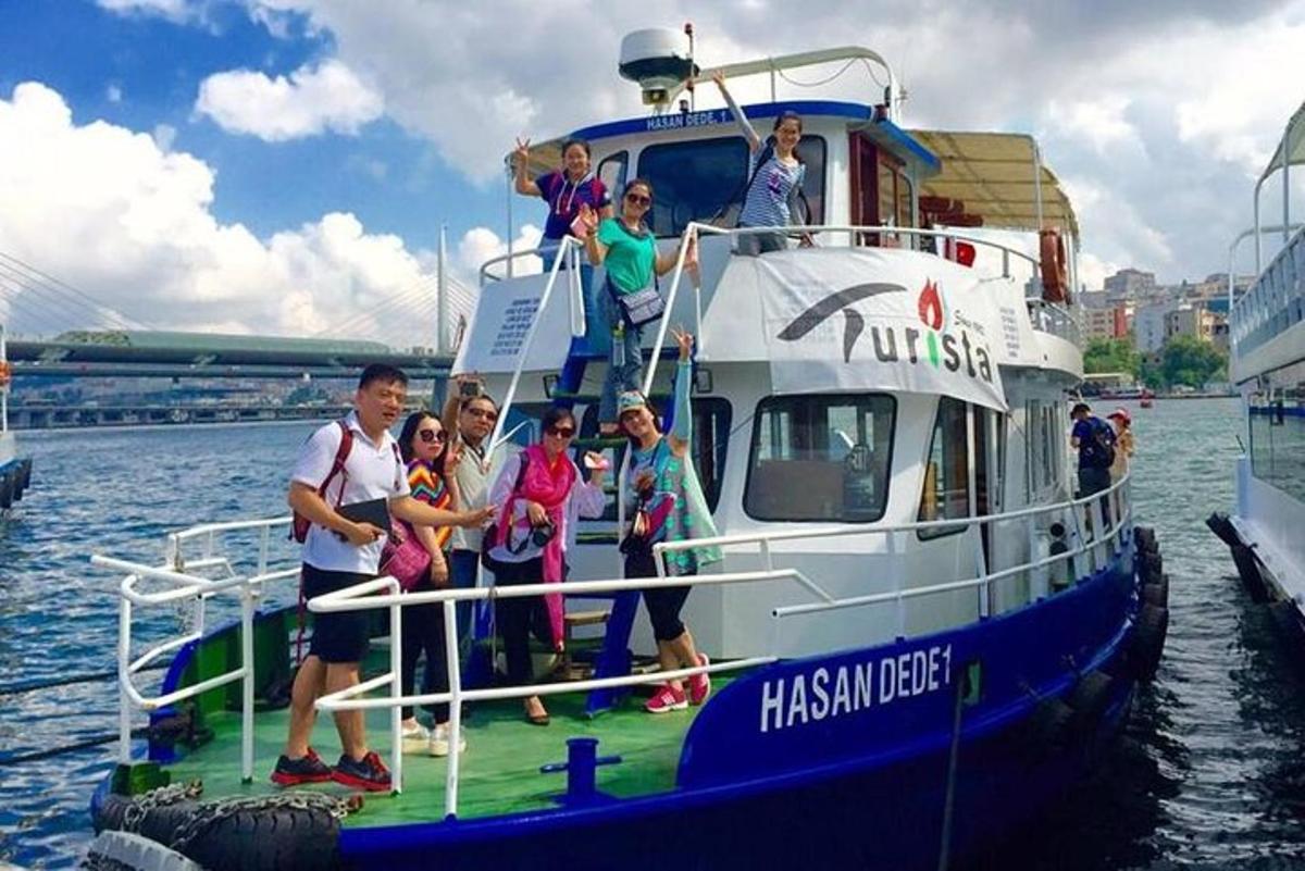 Un grupo de personas de pie en la parte superior de un barco.