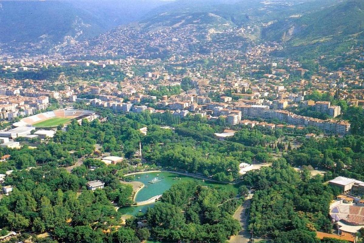 une vue aérienne d'une ville avec une rivière