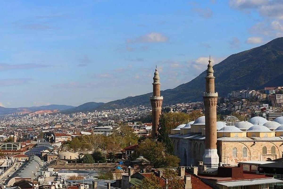 une vue d'une ville avec deux mosquées