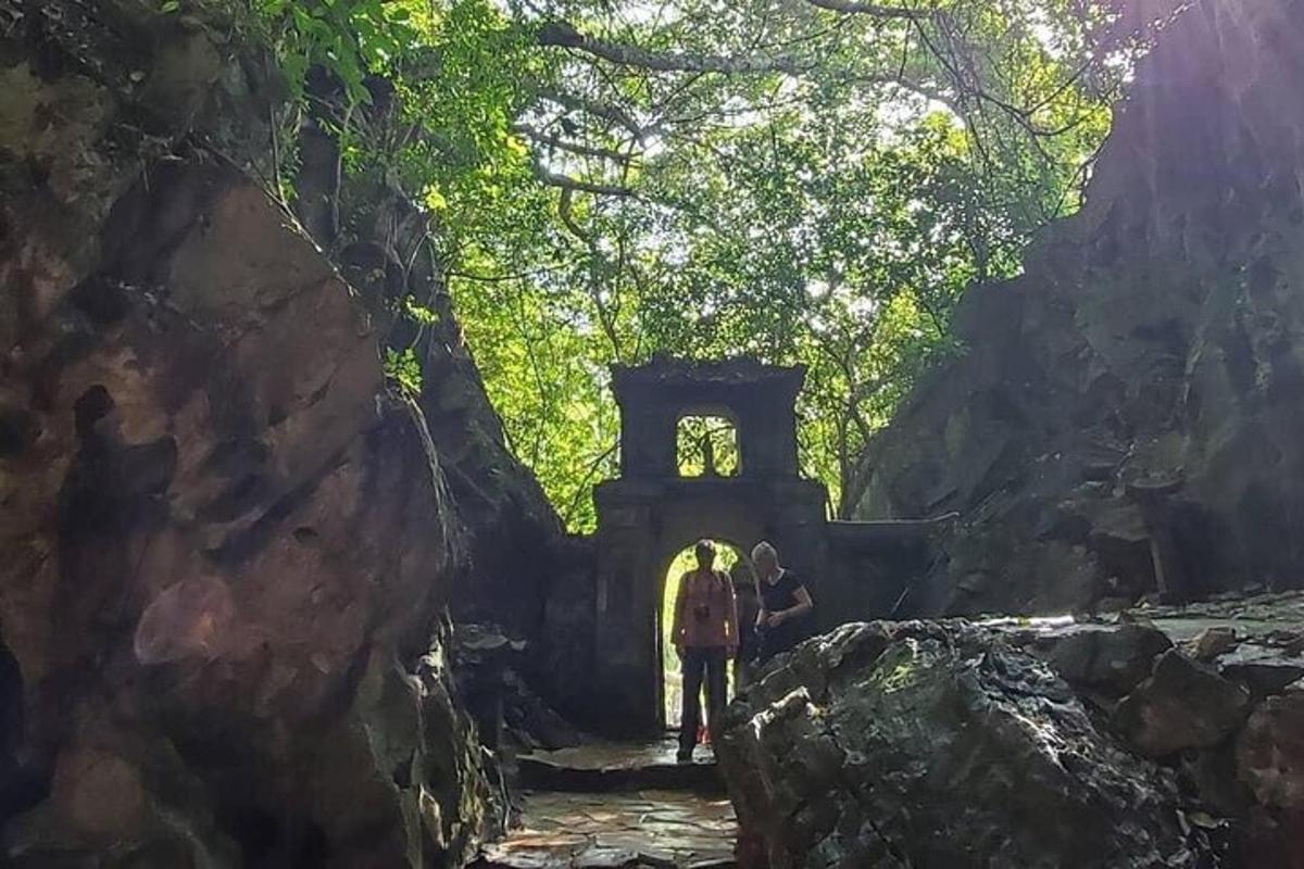 un home caminant per un camí a través d'un túnel