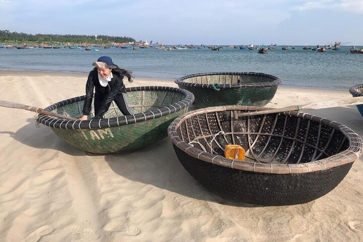 una dona està asseguda en un vaixell a la platja
