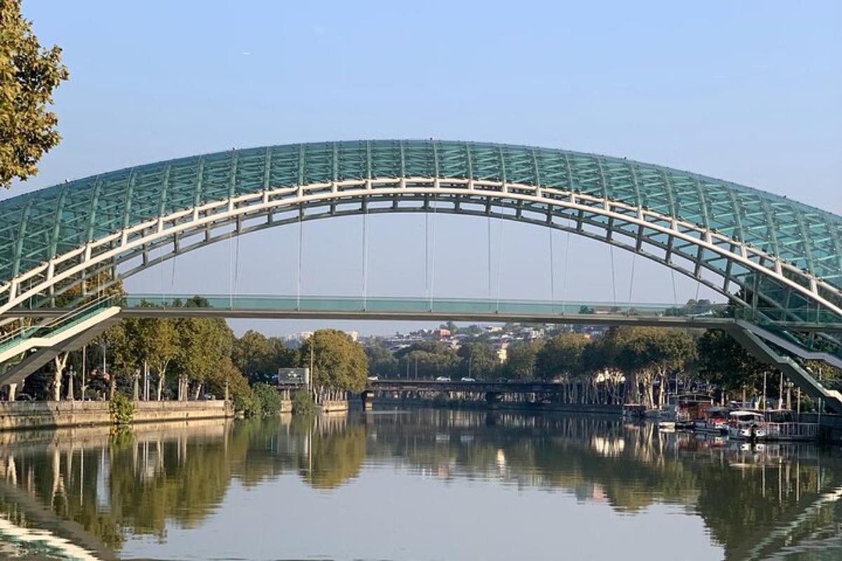 un ponte sopra un fiume con uno specchio d'acqua