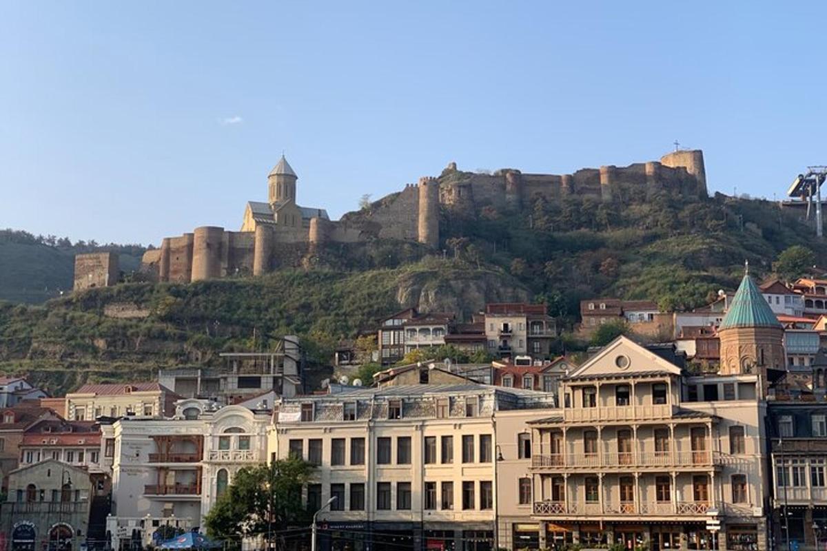 una città con un castello in cima a una collina