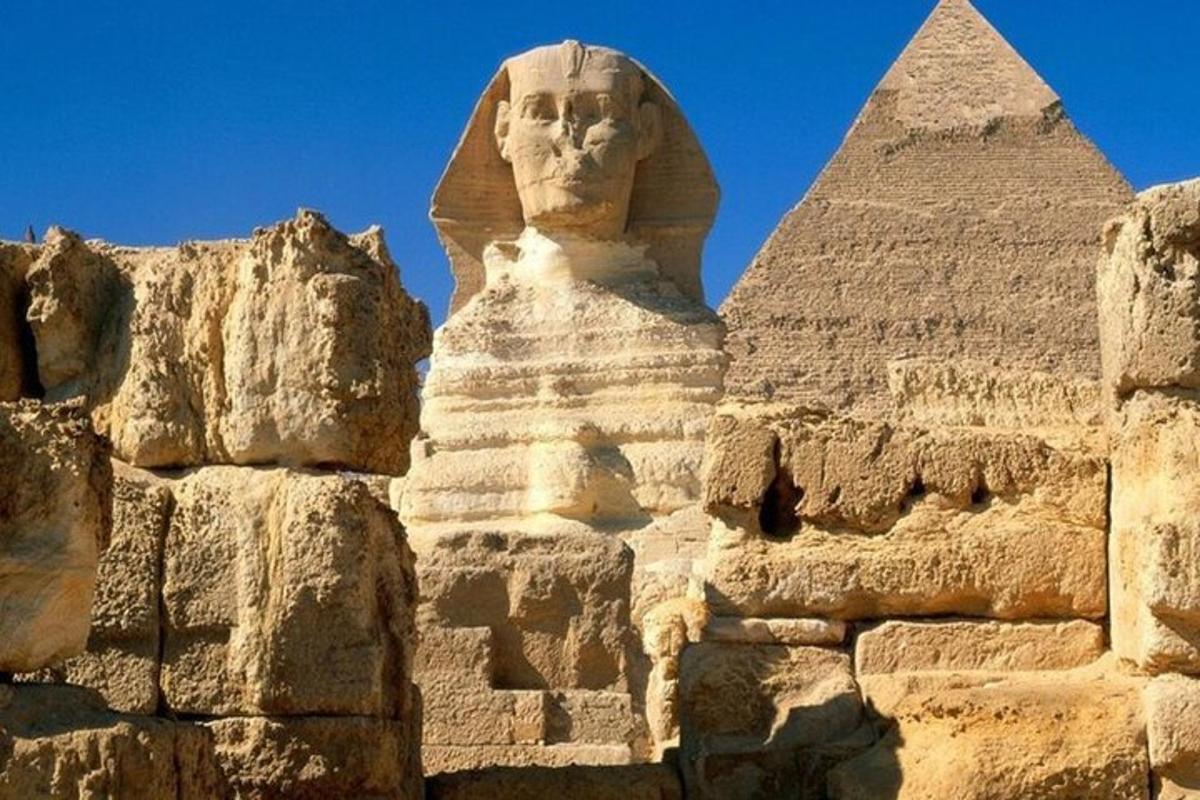obrázek sfingy a pyramidy u pyramid