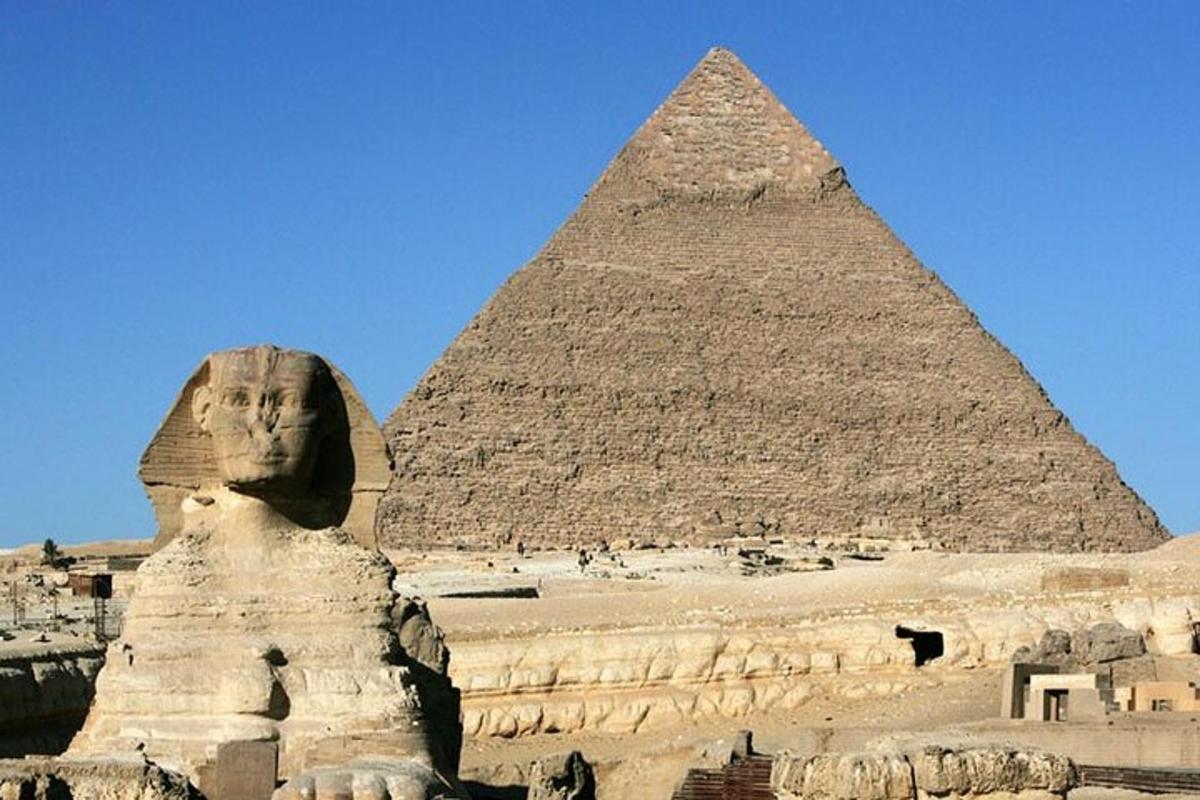 socha před pyramidami v Gíze