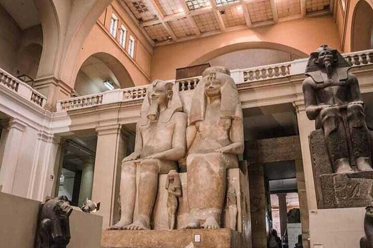 تمثال كبير في متحف بغرفة كبيرة