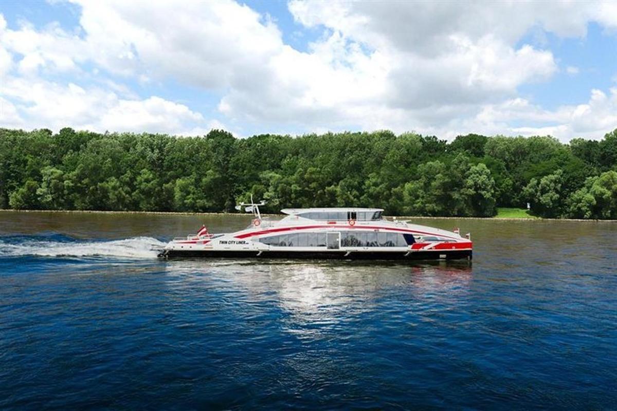 um barco na água de um lago