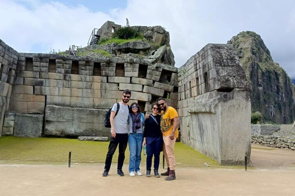 un grup de oameni care stau în fața unui castel