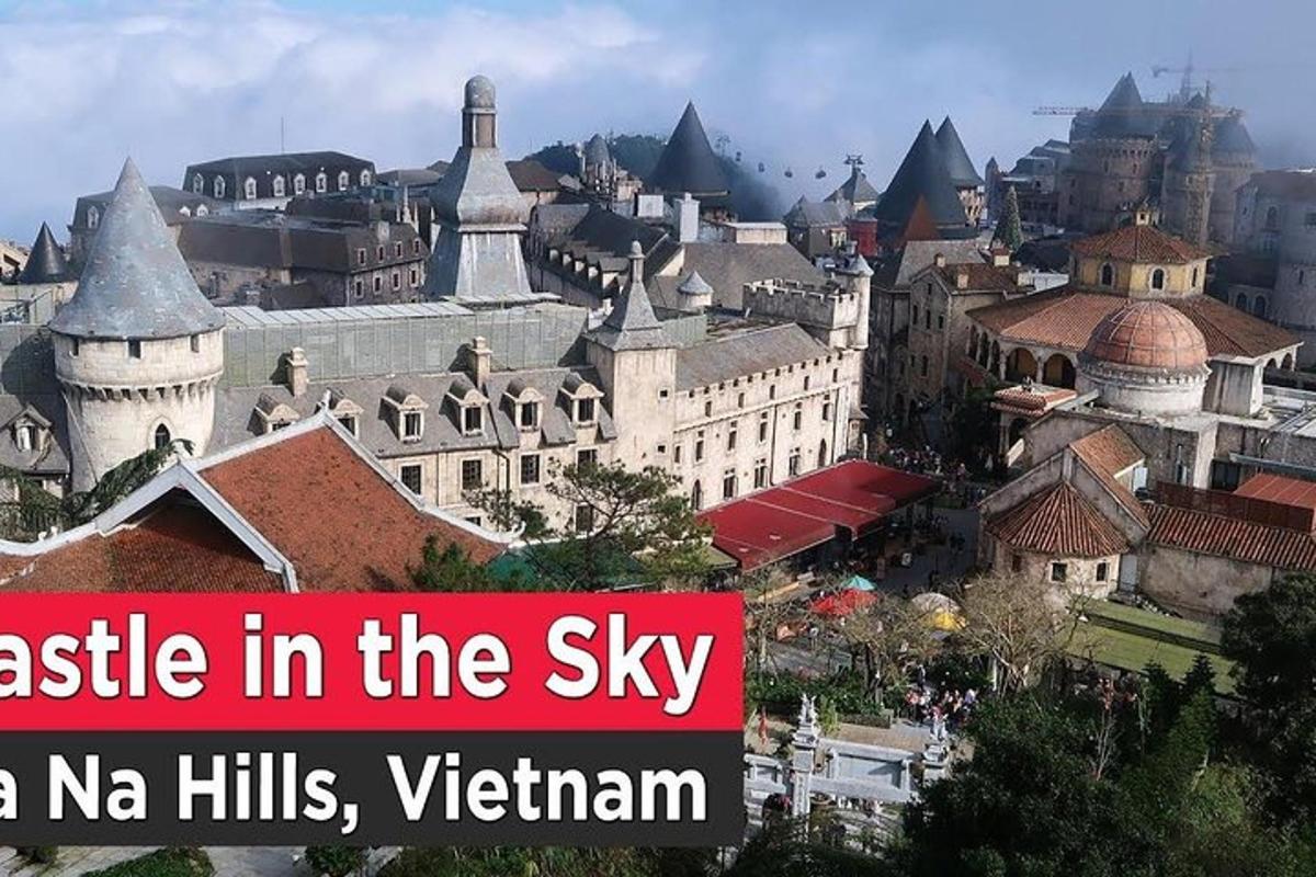 một thành phố có biển báo ghi là lâu đài trên trời