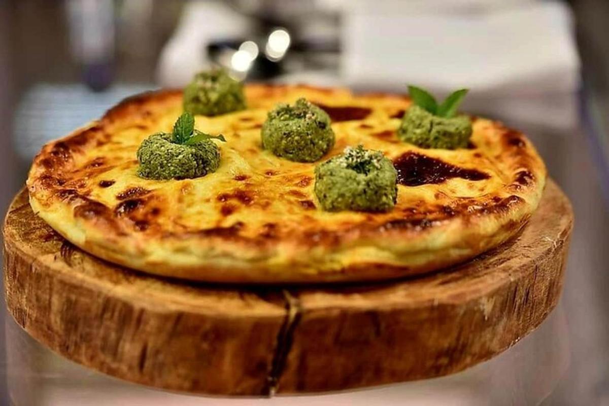 pizza ležící na dřevěném prkénku