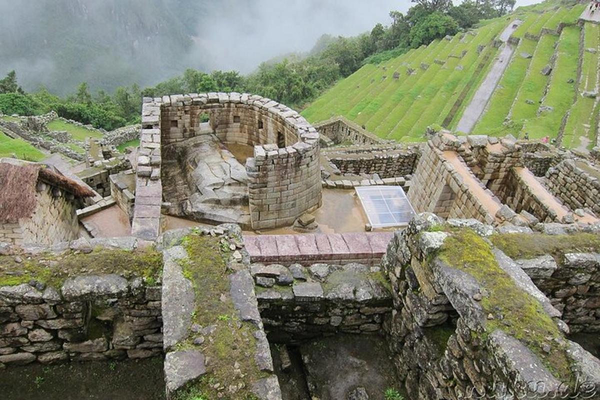 un vecchio edificio in pietra in cima a una montagna
