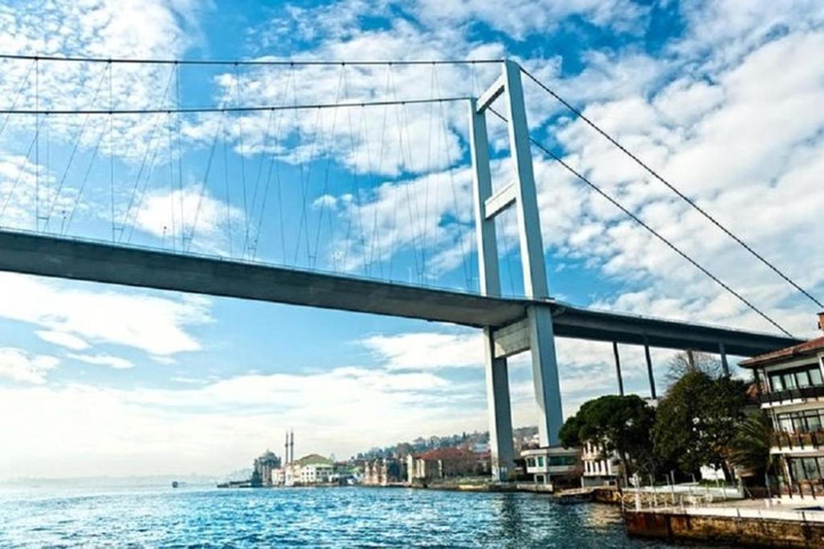 un pont sobre una massa d'aigua