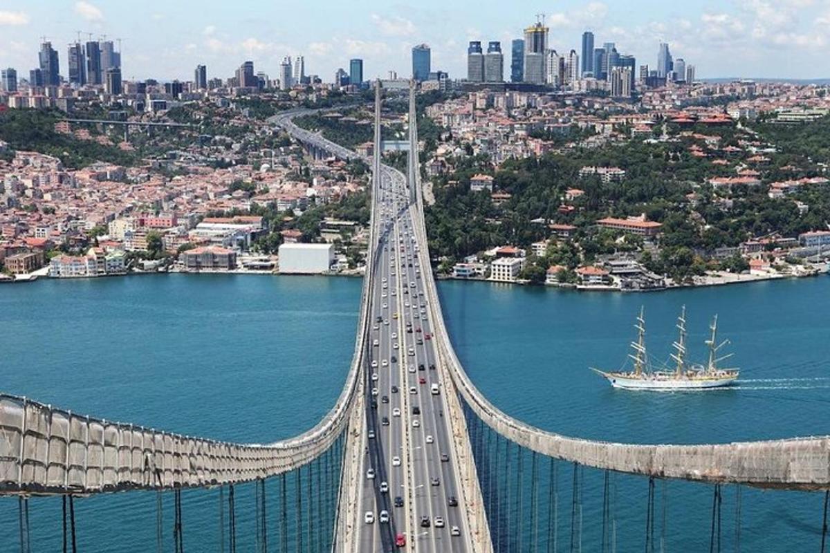 un pont sobre un riu amb trànsit