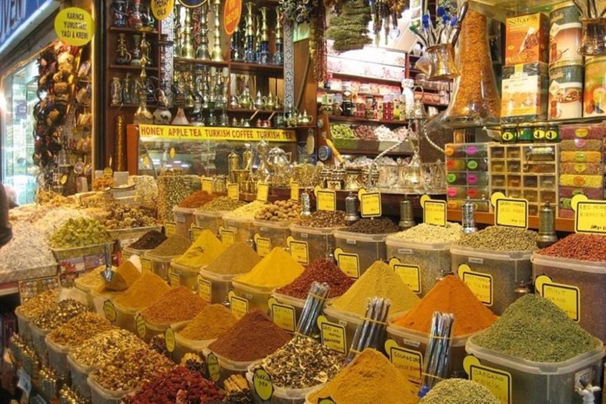 un aparador en un mercat amb moltes espècies diferents