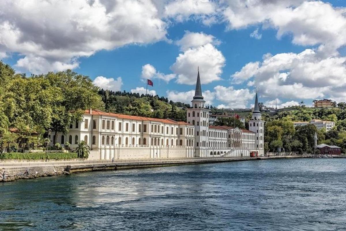 un gran edifici blanc al costat d'una massa d'aigua