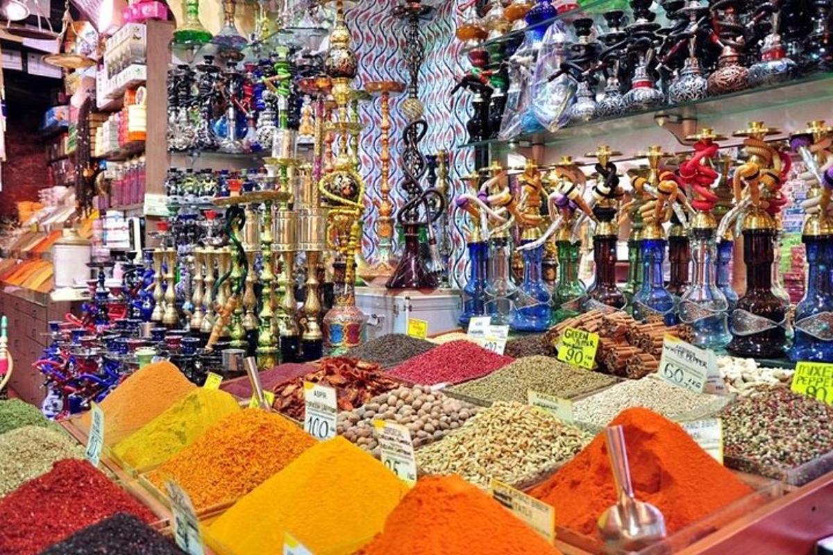 un mercat ple d'espècies de diferents colors