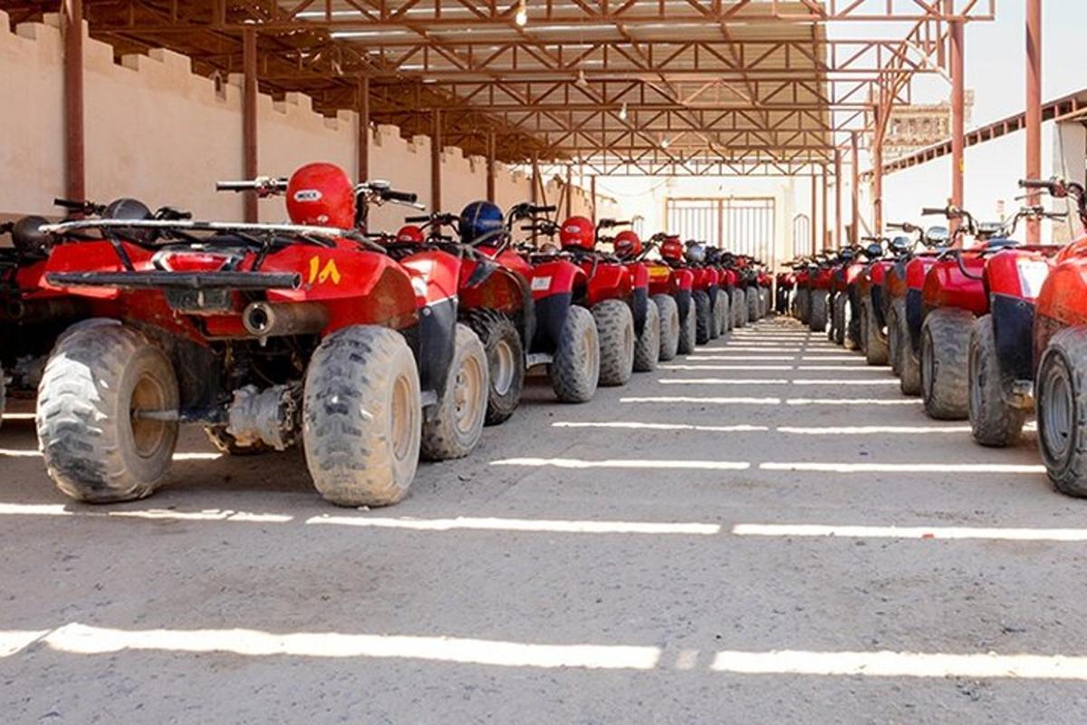 un rând de ATV-uri parcate într-o clădire