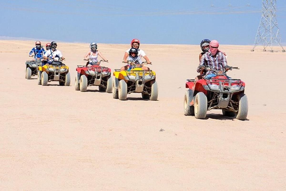 un grup de oameni care călătoresc cu ATV-uri în deșert