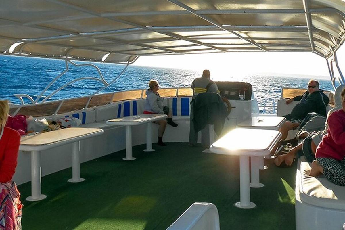 un grupo de personas en un barco en el agua