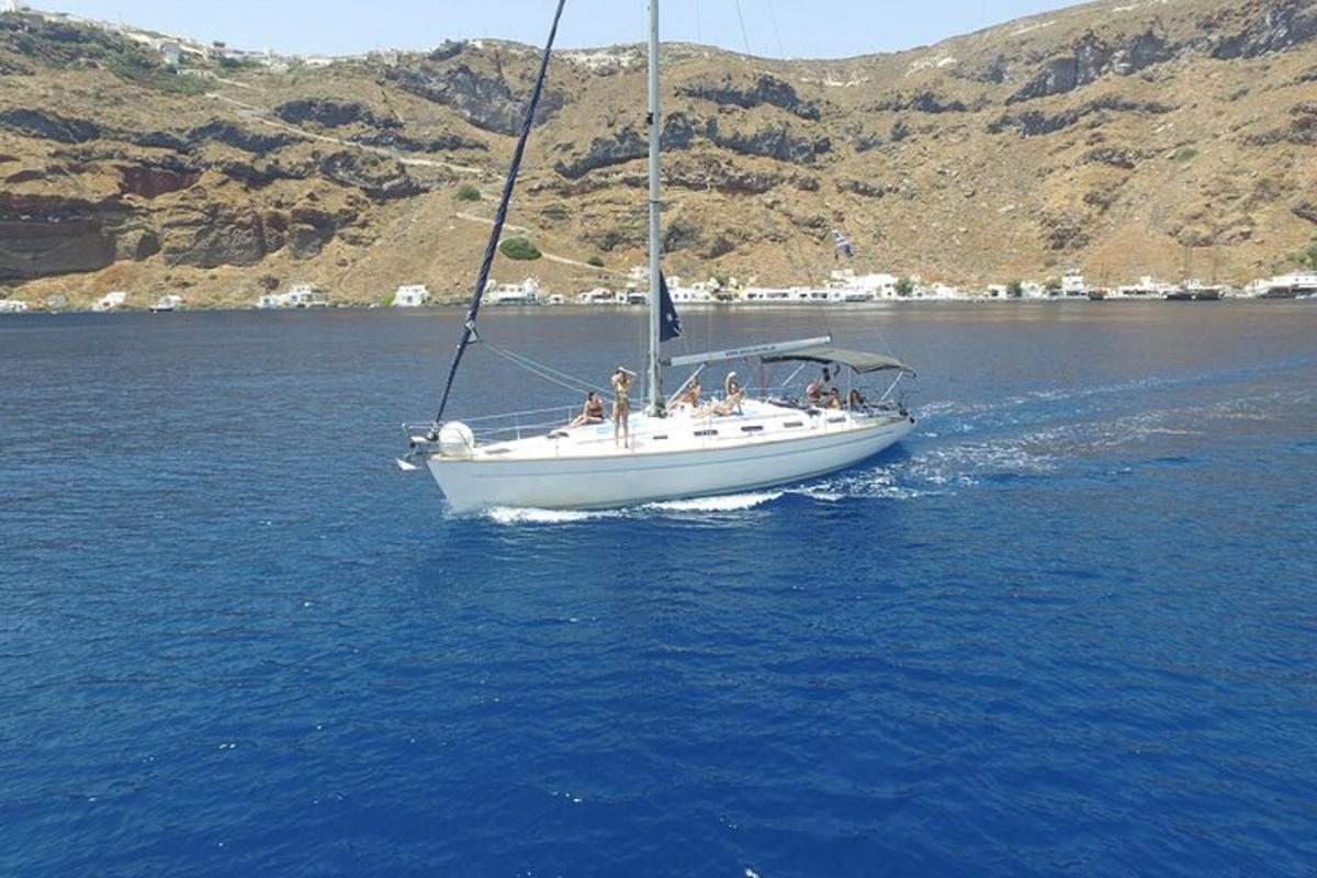 група хора на лодка във водата