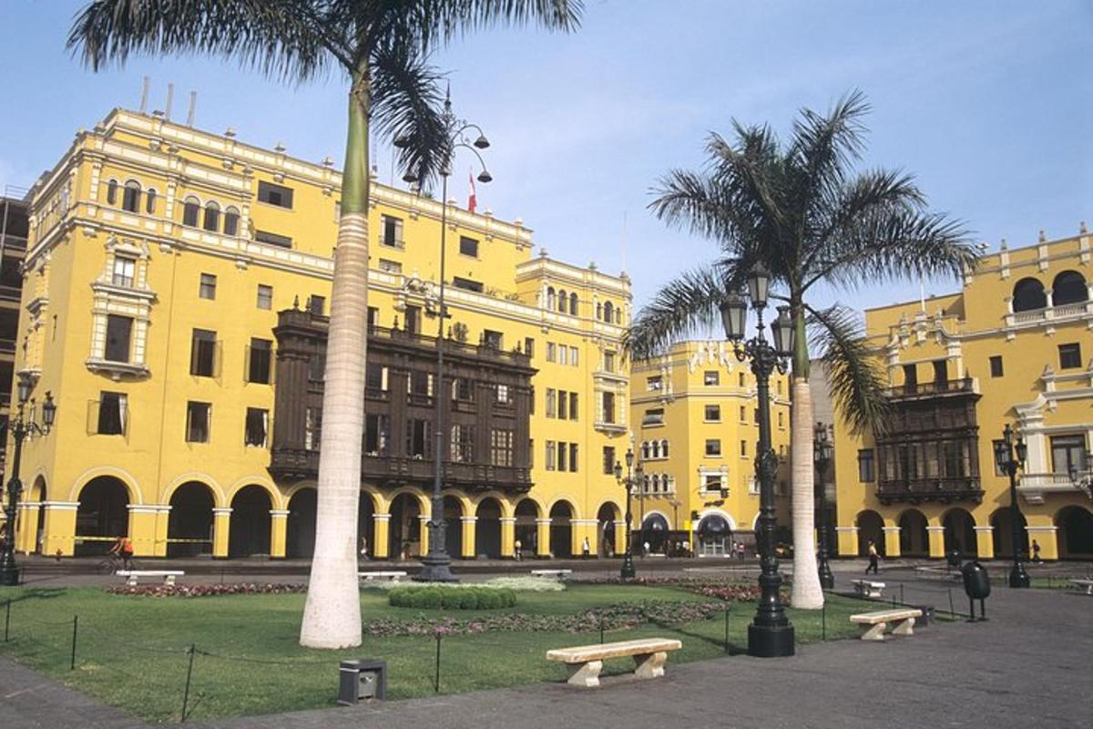 due palme davanti a un edificio giallo