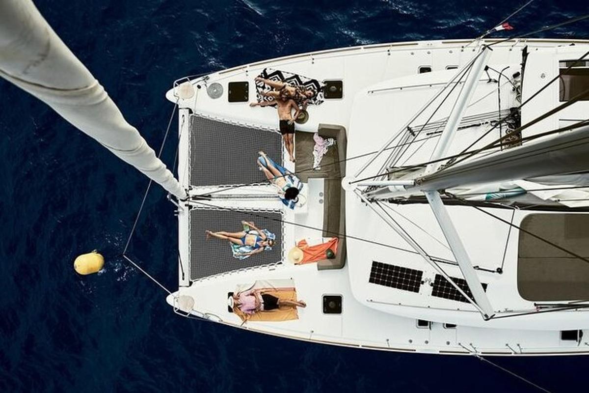 eine Gruppe von Menschen auf einem Boot im Wasser