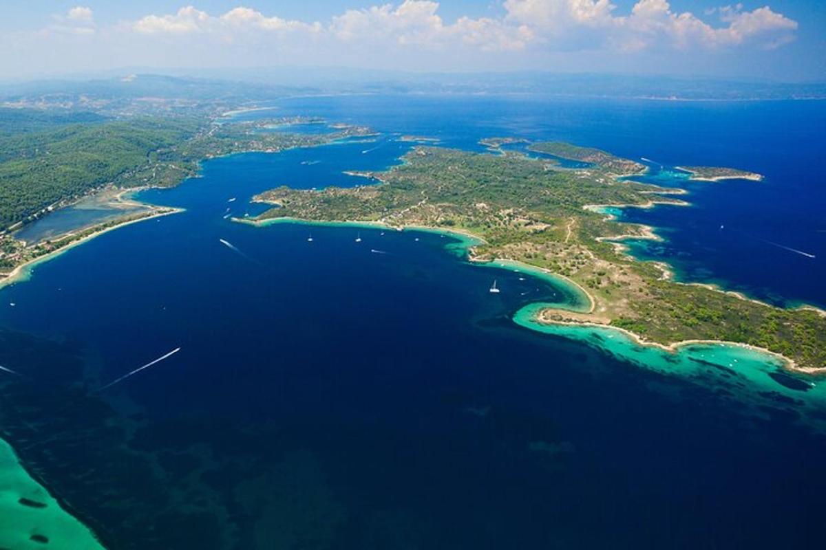 una vista aerea di un gruppo di isole nell'acqua