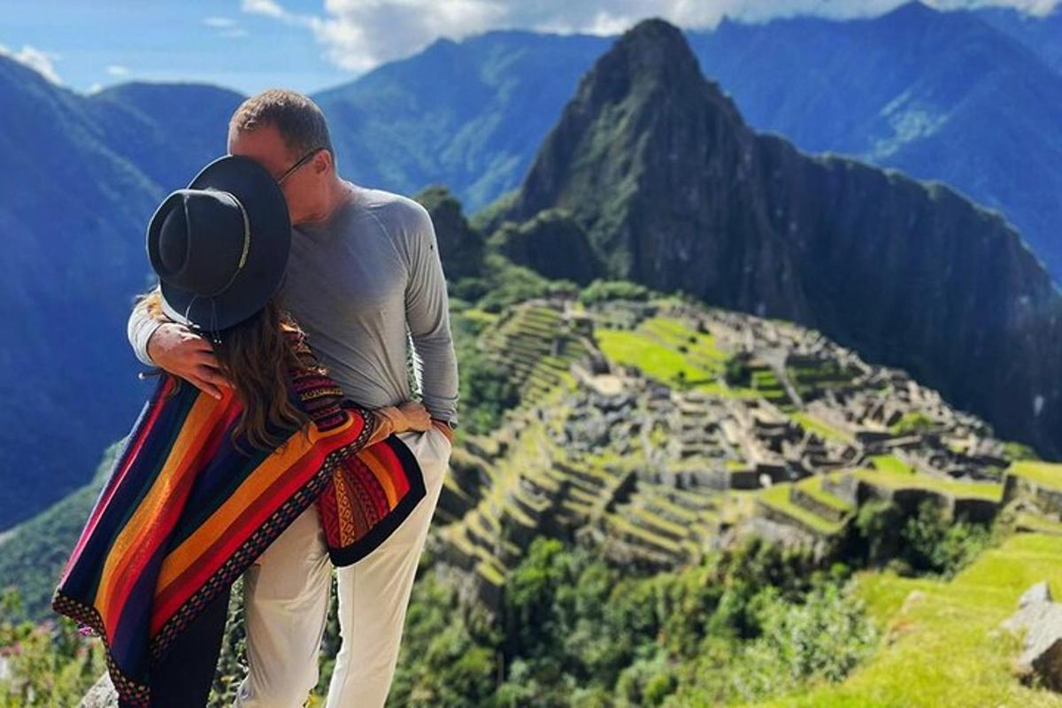 seorang lelaki dan seorang wanita berdiri di atas sebuah gunung