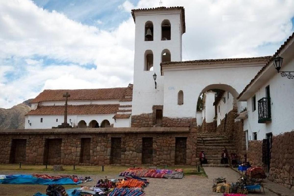 un gran edifici blanc amb una torre del rellotge