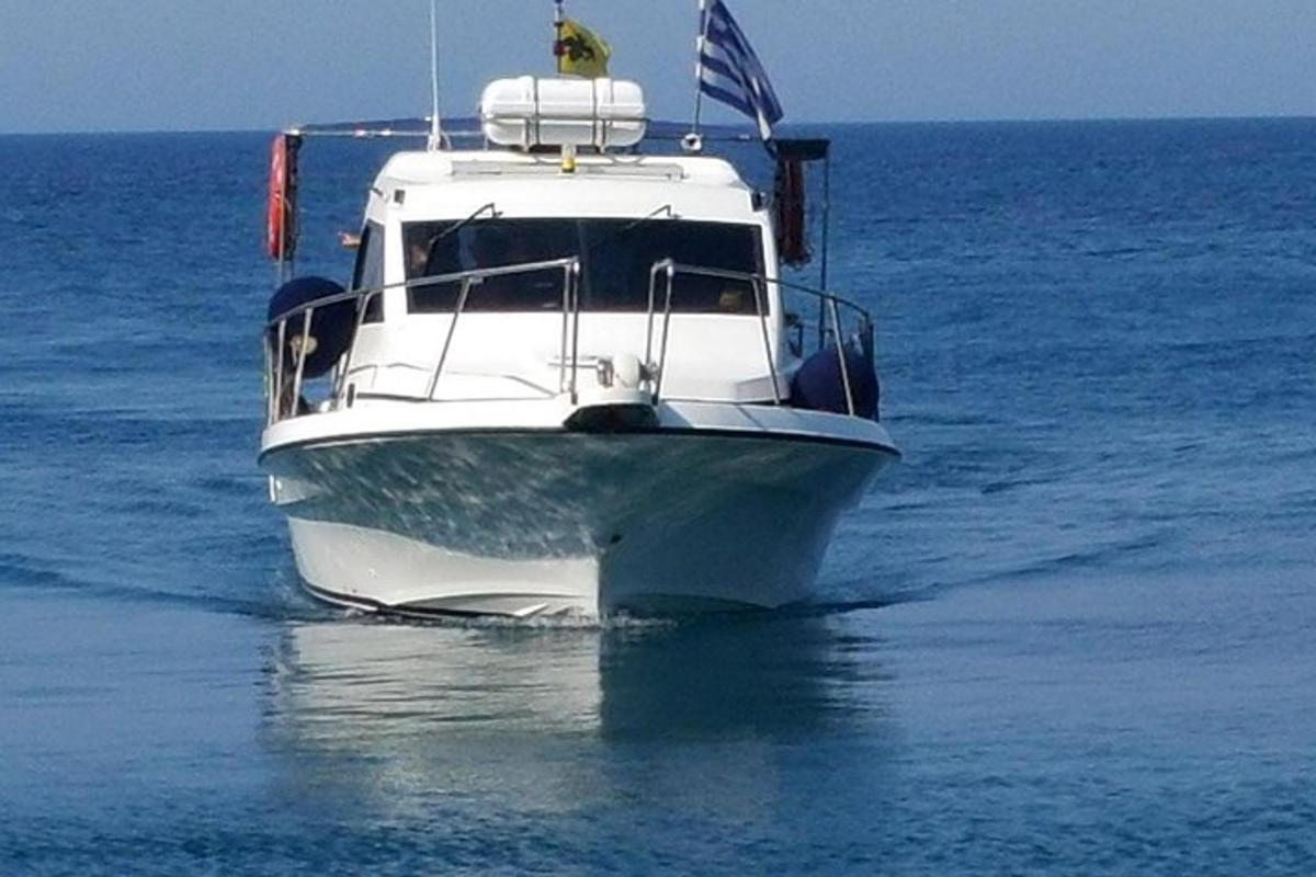 bot putih di dalam air di lautan