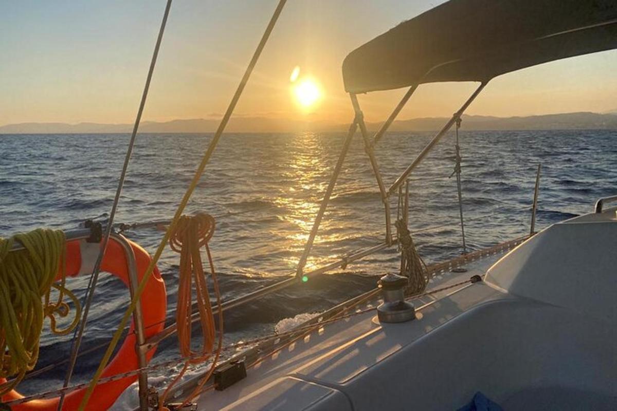 en båt i havet med solnedgangen
