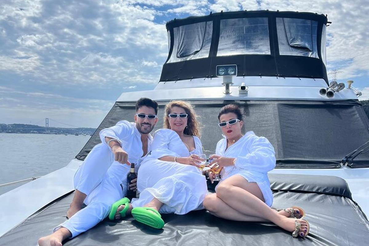 skupina ľudí sediacich na prednej strane lode