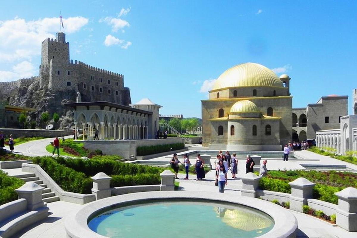 un grup de persones caminant davant d'una mesquita