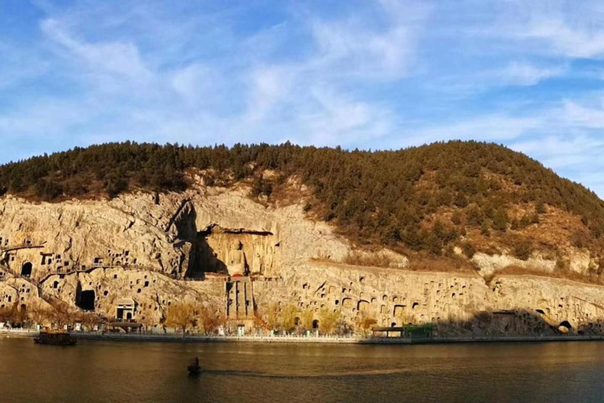 skalnat hrib z drevesi ob vodi