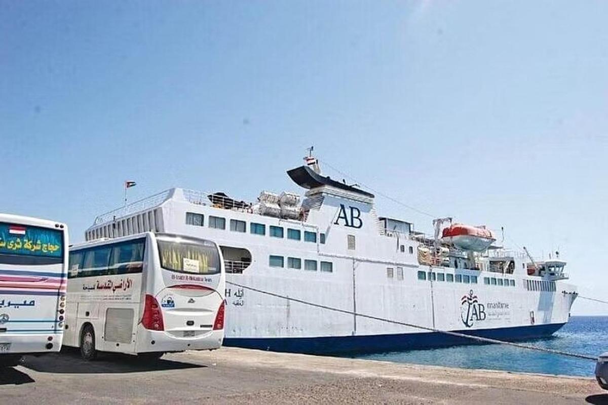 avtobus parkiran poleg velikega čolna v vodi