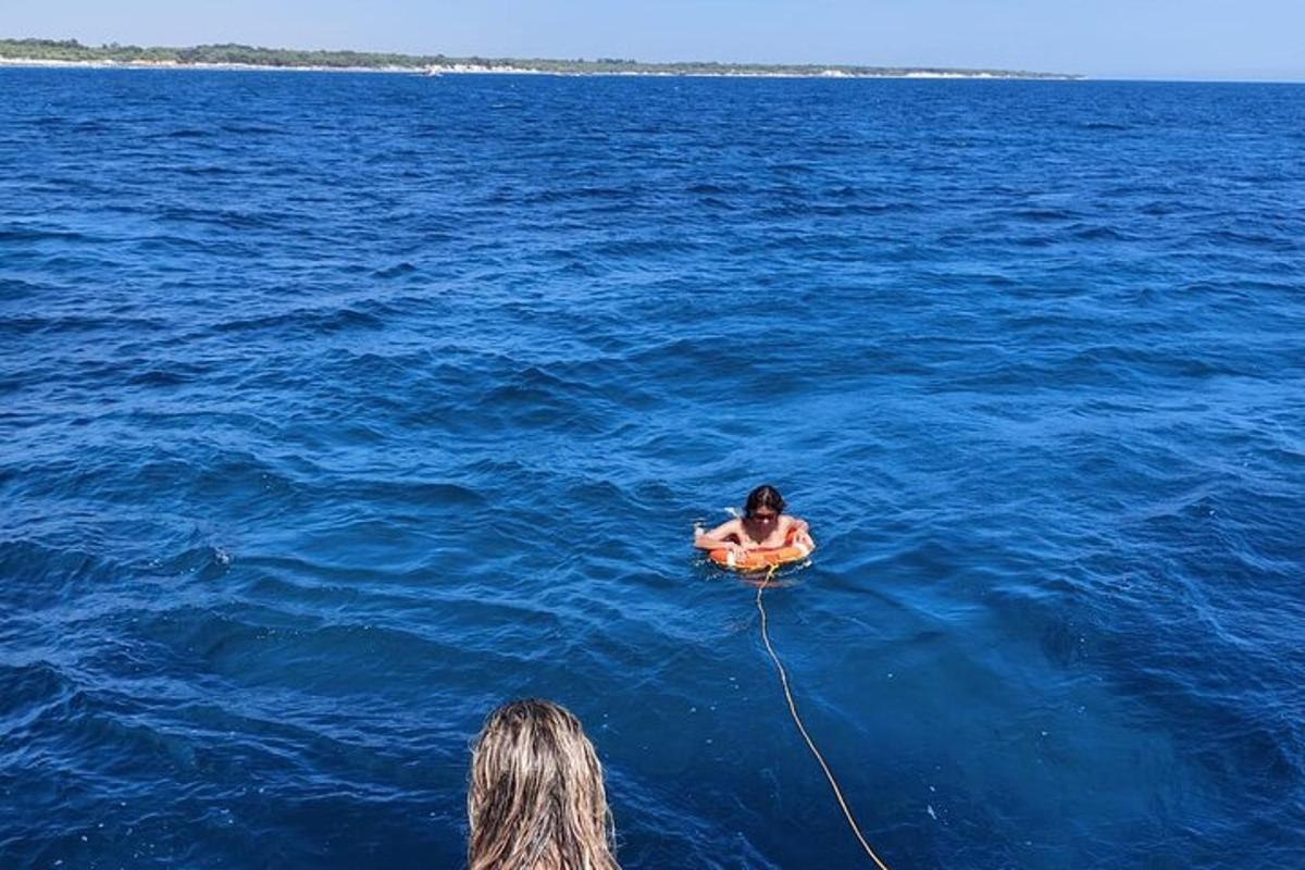 žmogus vandenyje su virve vandenyje