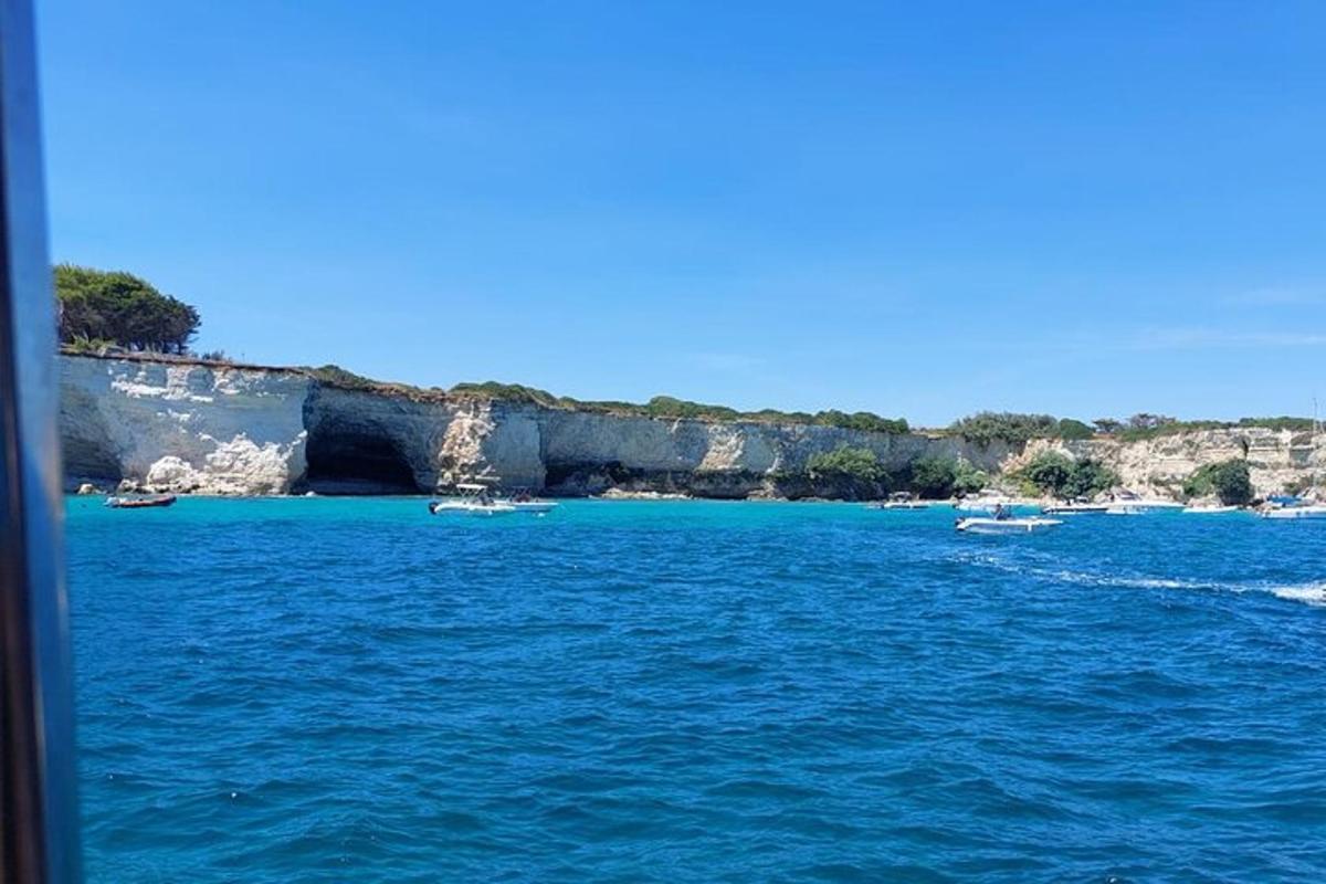 pogled na vodno telo s čolni