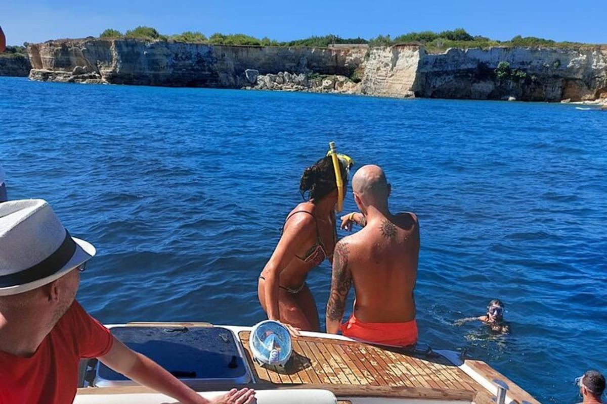 μια ομάδα ανθρώπων σε μια βάρκα στο νερό