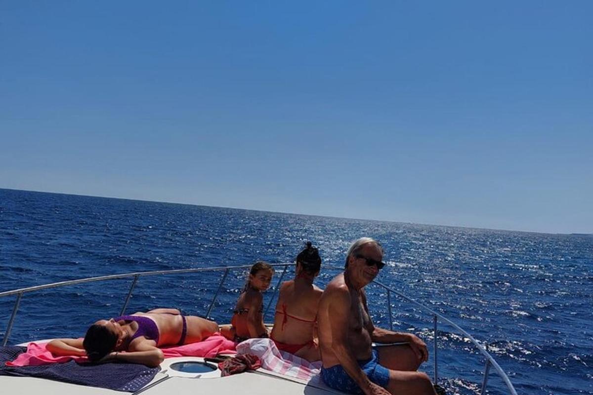 μια ομάδα ανθρώπων σε μια βάρκα στο νερό
