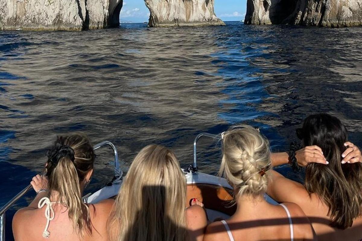 группа людей на лодке в воде