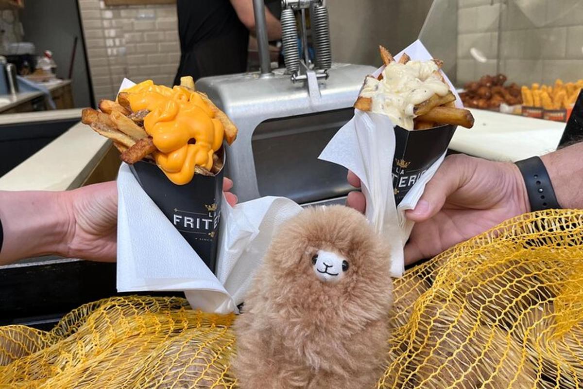 plyšový medvídek sedící vedle dvou fastfoodistů