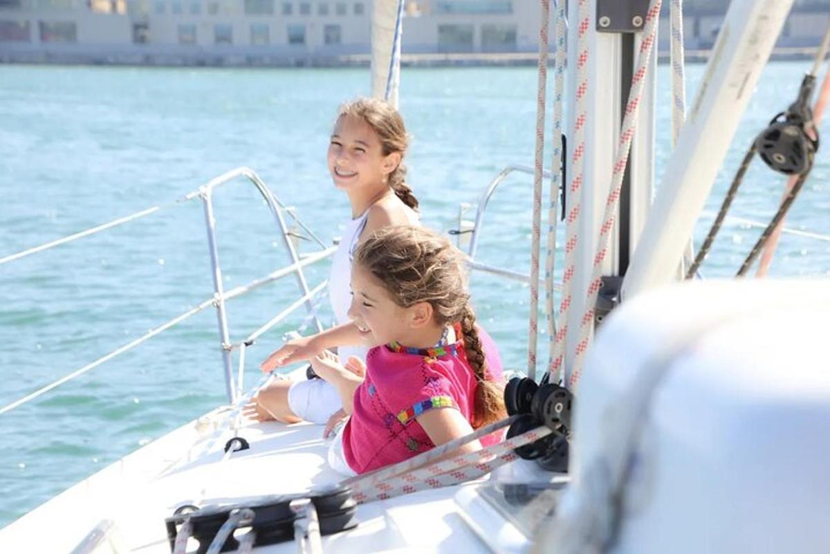 Dos chicas jóvenes sentadas en un velero