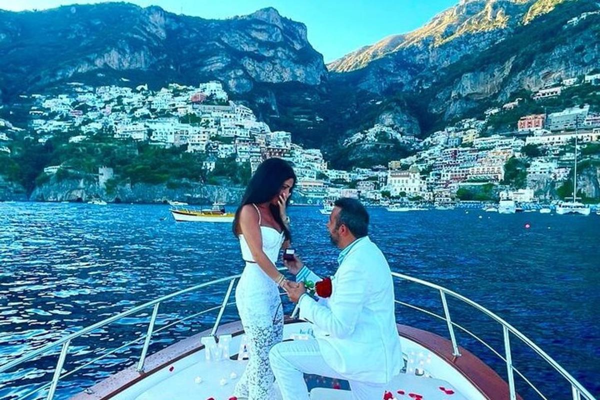 ένας άνδρας και μια γυναίκα σε μια βάρκα στο νερό