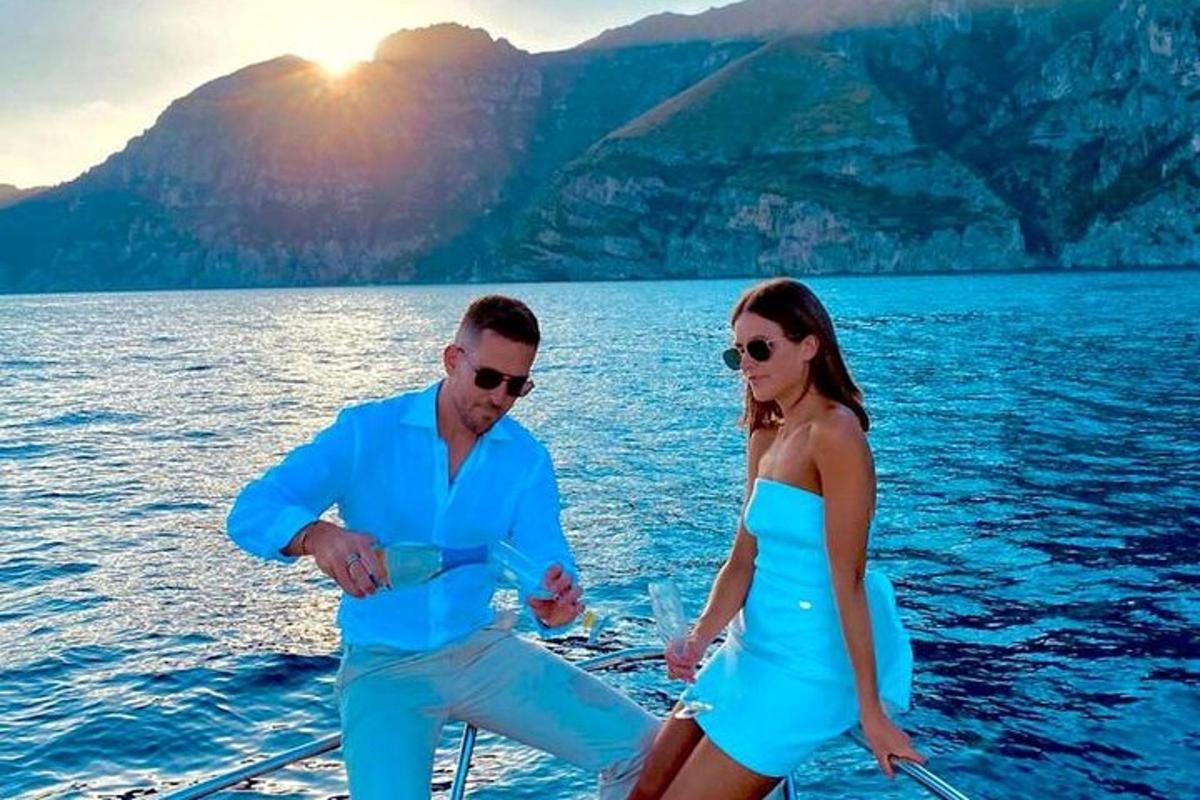 ένας άνδρας και μια γυναίκα σε μια βάρκα στο νερό